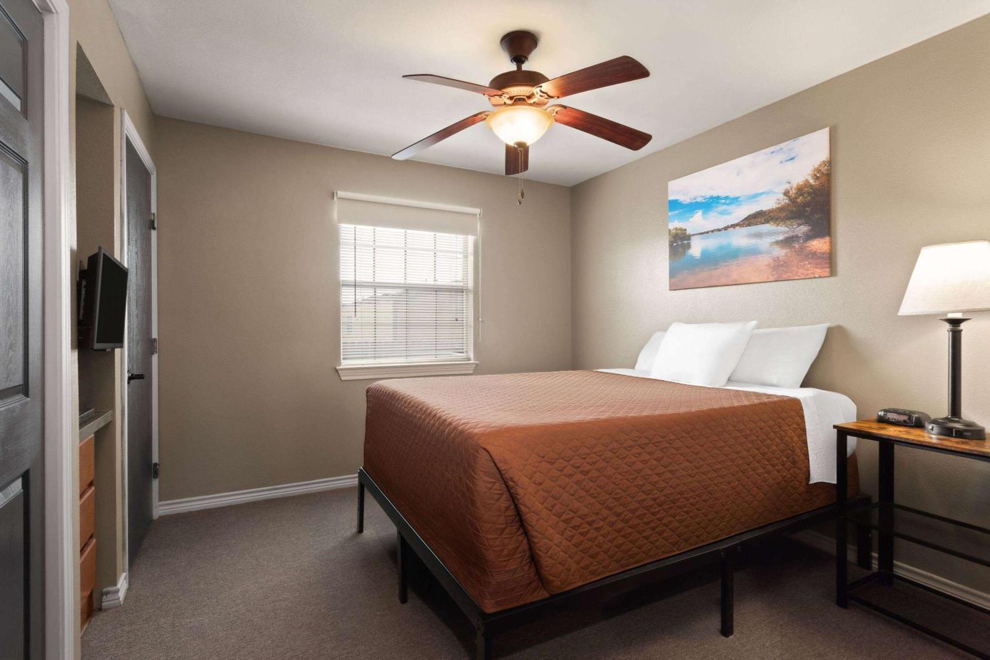 Eagle'S Den Suites Cotulla A Travelodge By Wyndham 외부 사진