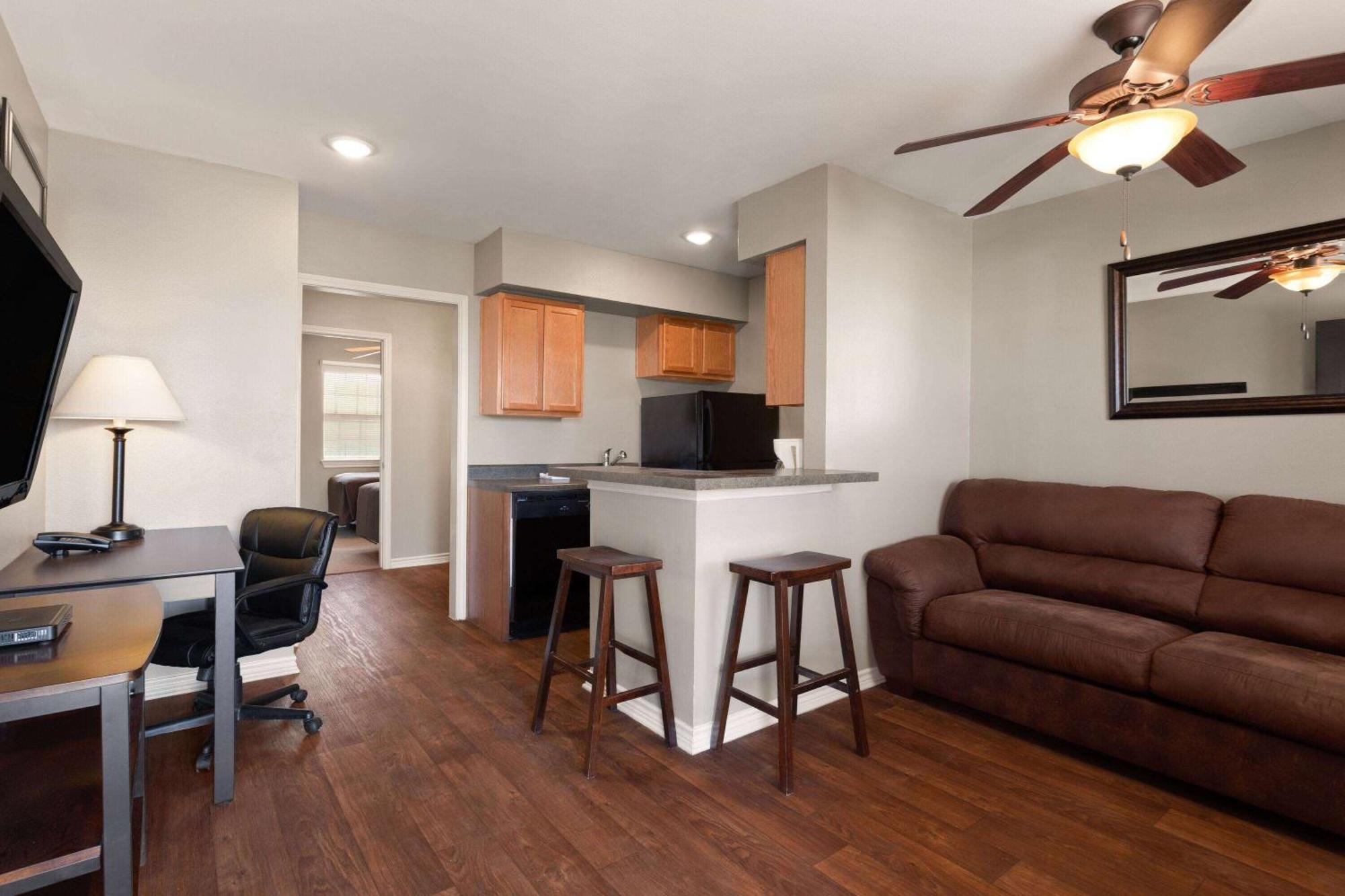 Eagle'S Den Suites Cotulla A Travelodge By Wyndham 외부 사진