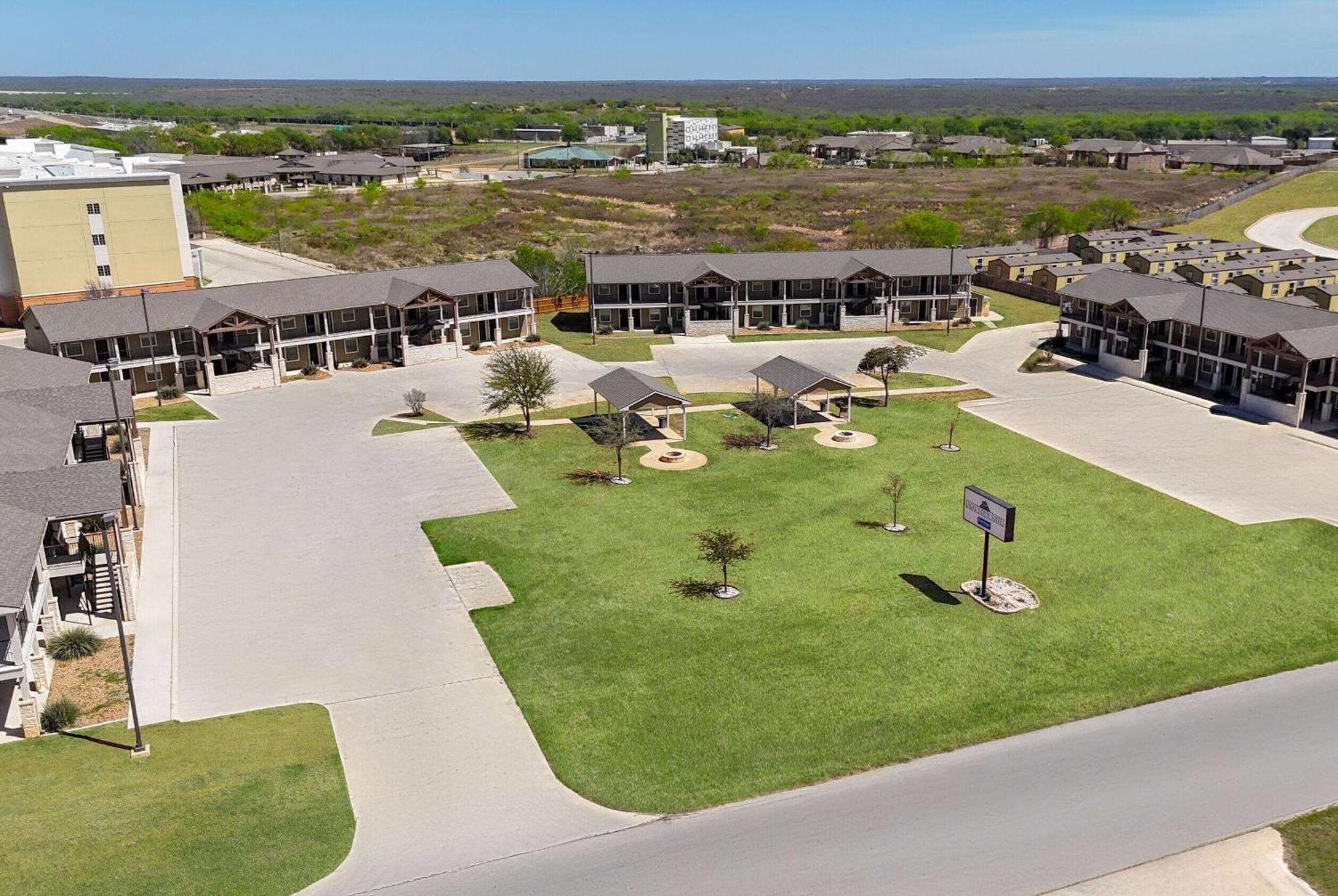 Eagle'S Den Suites Cotulla A Travelodge By Wyndham 외부 사진