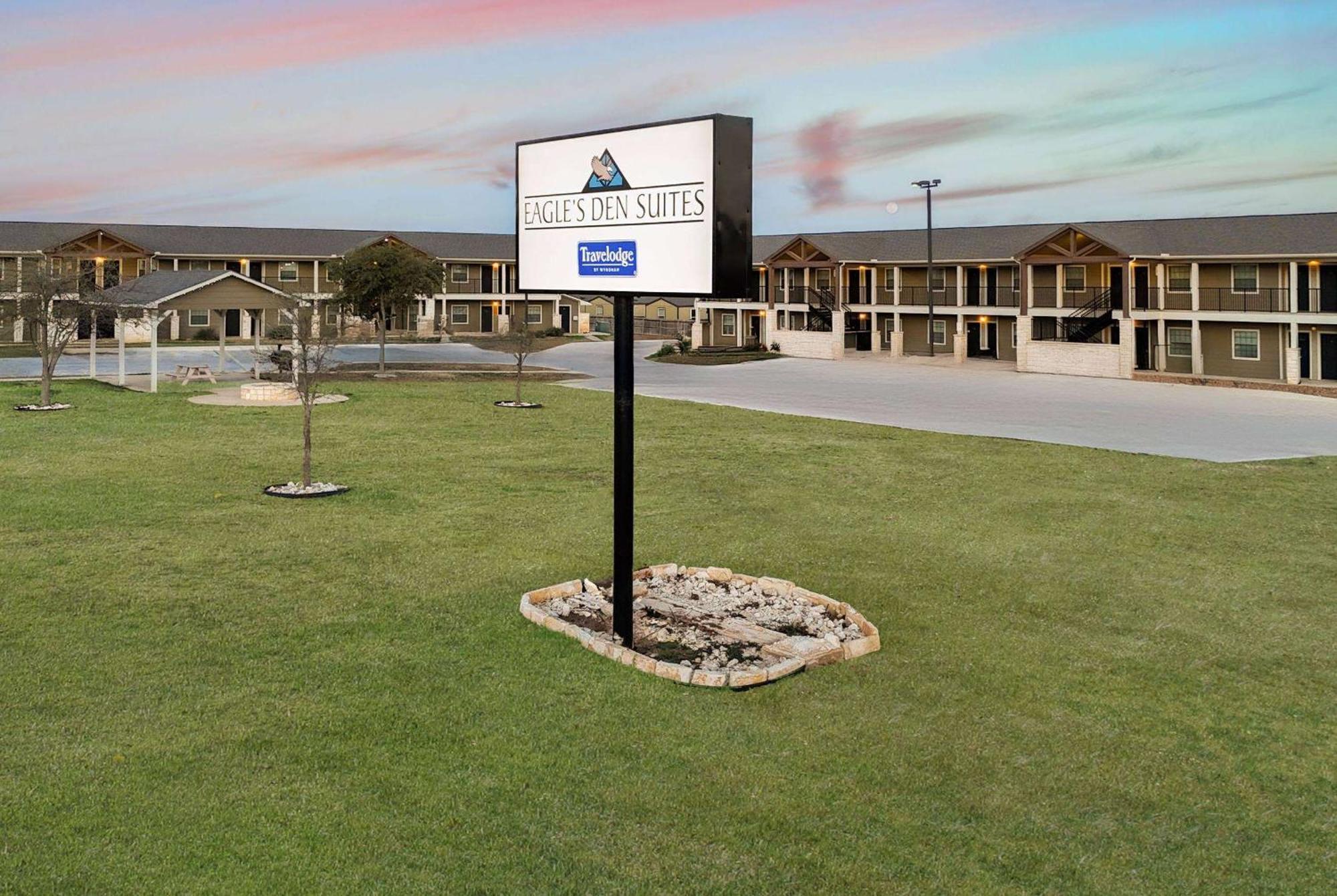 Eagle'S Den Suites Cotulla A Travelodge By Wyndham 외부 사진